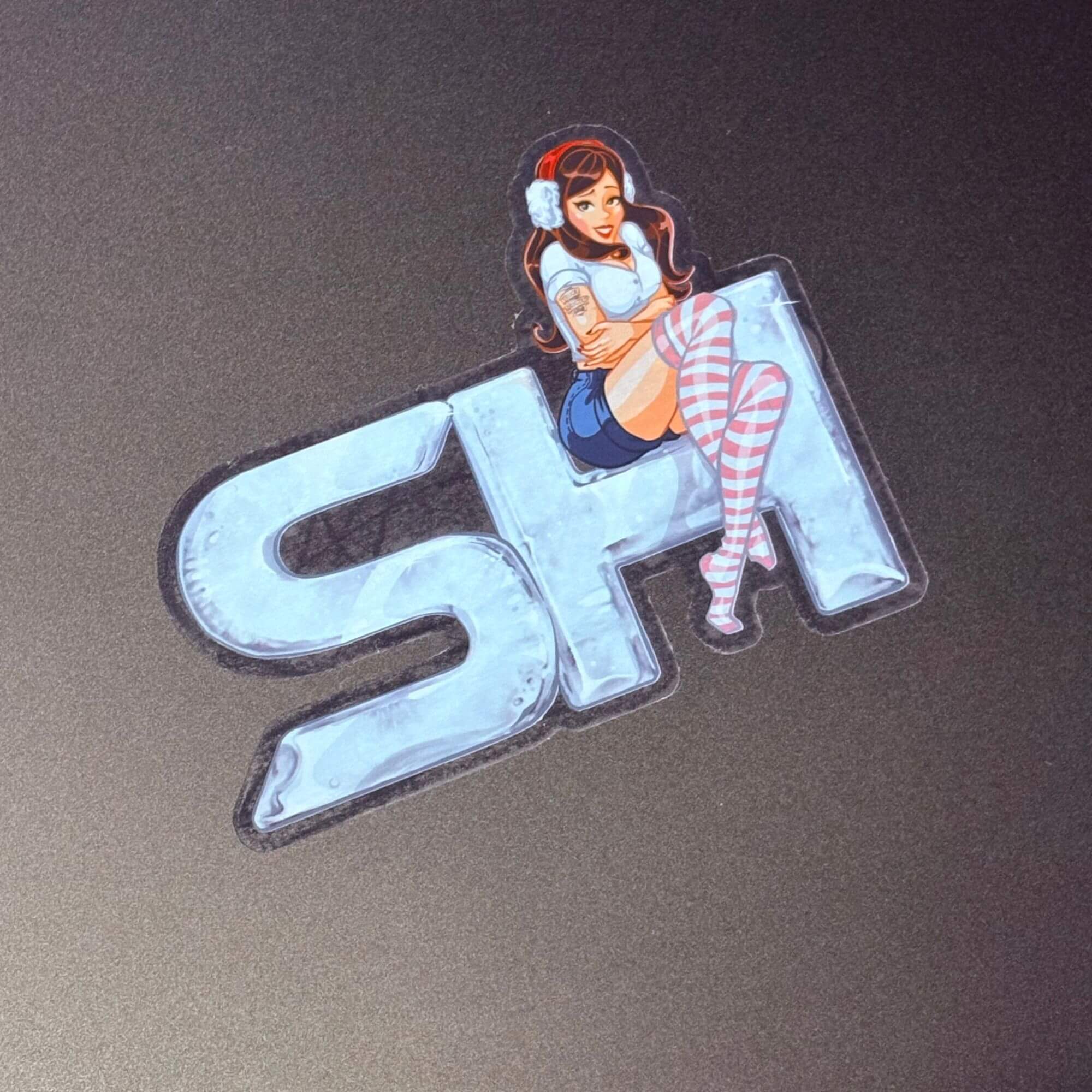 Aufkleber SH Girl transparent heinrichs thermoliner geklebt auf einem Laptop