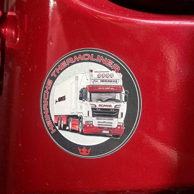 Aufkleber gezeichnet. Der weiße LKW von Frau Heinrichs als runden Sticker