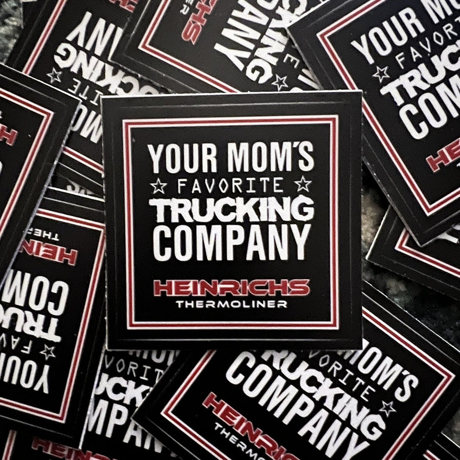 Schwarzer Quadratische Aufkleber mit dem sSpruch Your Mon's favorite Trucking Company Heinrichs Thermoliner