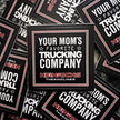 Schwarzer Quadratische Aufkleber mit dem sSpruch Your Mon's favorite Trucking Company Heinrichs Thermoliner