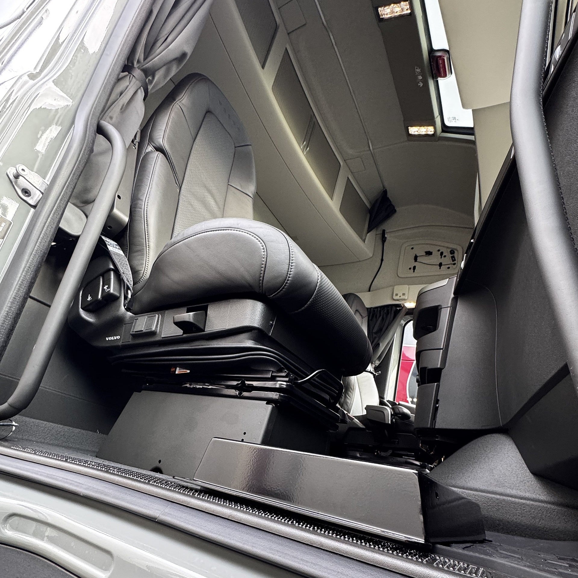 deep Volvo center console with TÜV approval