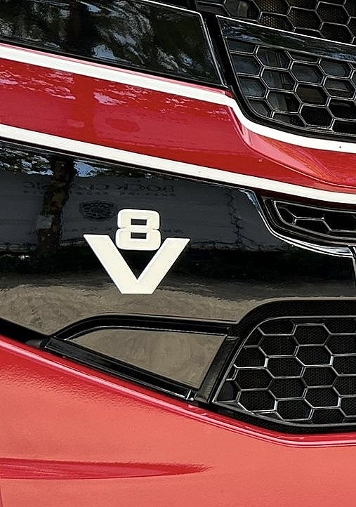 vecchio emblema V8 per la griglia