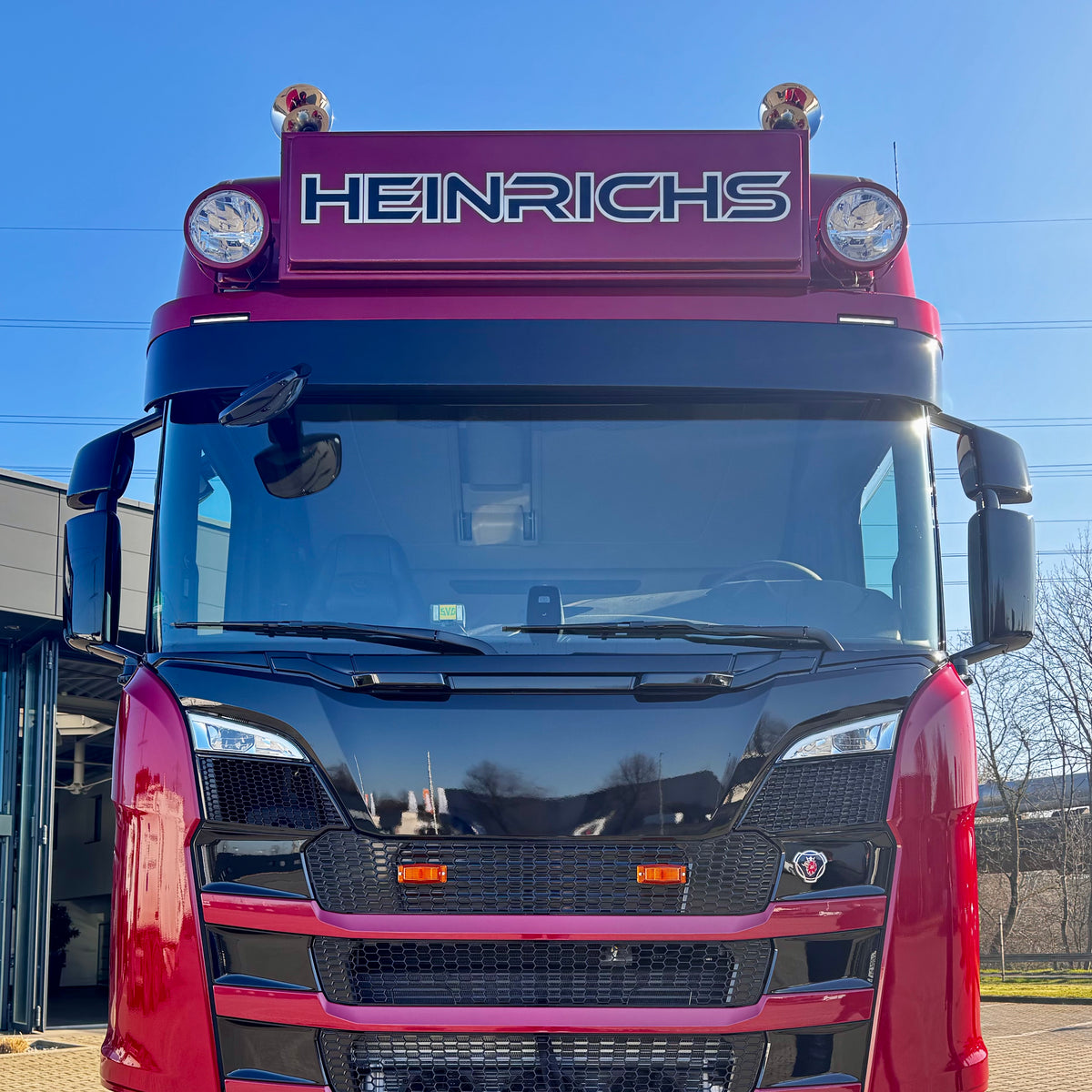 Beleuchtetes Nedking Retro-LED-Frontschild HEINRICHS auf Truck-Frontscheibe montiert