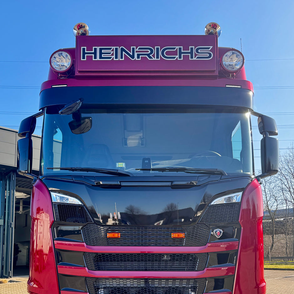 Beleuchtetes Nedking Retro-LED-Frontschild HEINRICHS auf Truck-Frontscheibe montiert