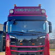 Beleuchtetes Nedking Retro-LED-Frontschild HEINRICHS auf Truck-Frontscheibe montiert
