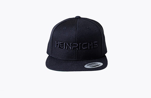 Bild zeigt Snapback Heinrichs 3D Stick von vorn