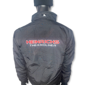 Die Jacke mit dem Heinrichs Thermoliner Logo ist die perfekte Kombination aus Stil, Funktionalität und Komfort