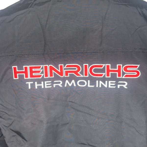 Die Jacke mit dem Heinrichs Thermoliner Logo ist die perfekte Kombination aus Stil, Funktionalität und Komfort