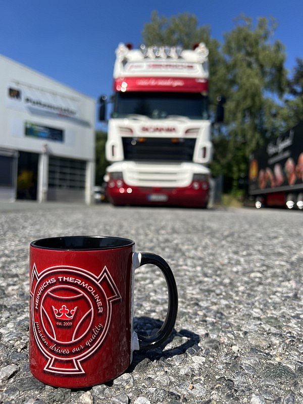 Bild zeigt Heinrichs Thermoliner Kaffeetasse mit Logo