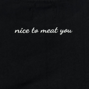 Bild zeigt -Shirt im Nackenbereich mit Nice to meat you