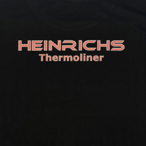 Bild zeigt T-Shirt Logo von hinten