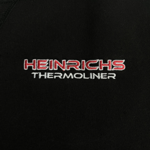 Bild von der Vorderseite des Pullovers welches der Schriftzug Heinrichs Themroliner zu sehen ist.