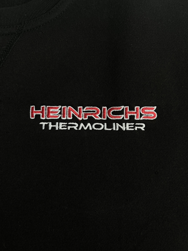 Bild von der Vorderseite des Pullovers welches der Schriftzug Heinrichs Themroliner zu sehen ist.