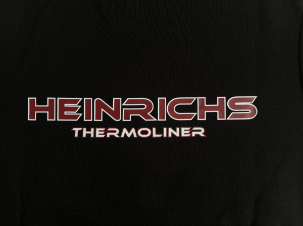 Bild von der Rückseite des Hoodies wo der Schriftzug Heinrichs Themroliner zu sehen ist.