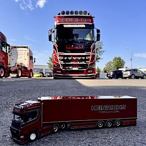 Der Scania Next Generation S 650 6×2 Boogie mit Schmitz Cargobull-Kühlauflieger von Tekno ist ein herausragendes Modell und ein Muss für jede Vitrine