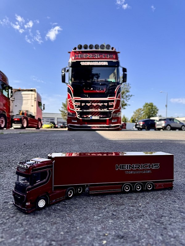 Der Scania Next Generation S 650 6×2 Boogie mit Schmitz Cargobull-Kühlauflieger von Tekno ist ein herausragendes Modell und ein Muss für jede Vitrine