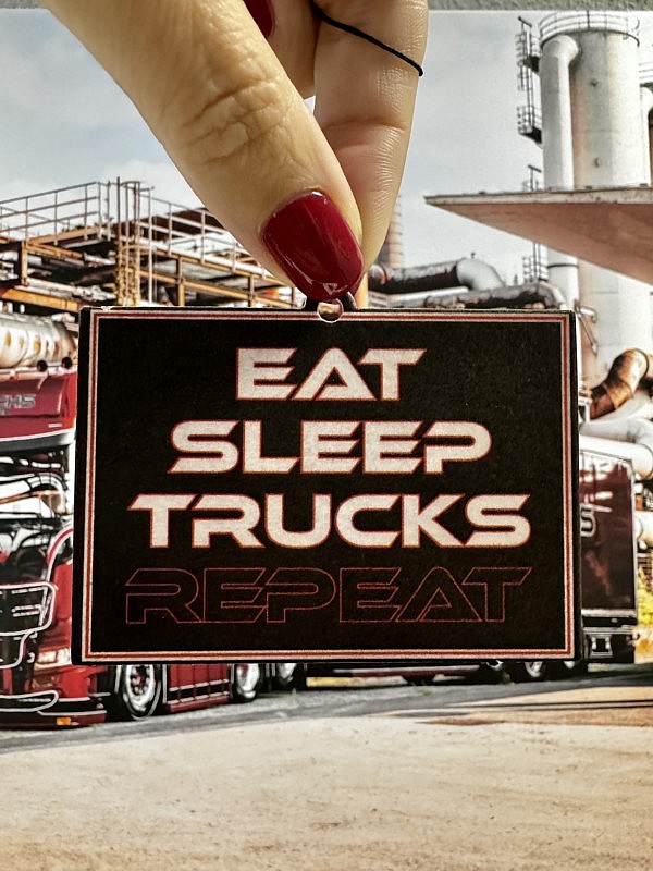 Duftbaum für Trucker Insider mit Eat Sleep Trucks Repeat vor Heinrichs Thermoliner Showtruck