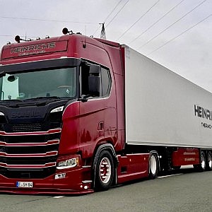 Scania Spoilerlippe an Heinrichs Thermoliner Truck Sattelzugmaschine